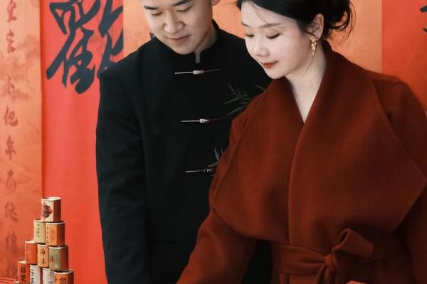 2025年8月订婚是否意味着必须在该月举办婚礼